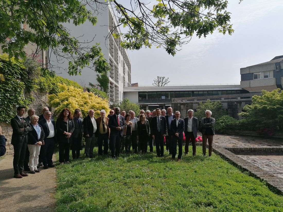 La matinée a réuni l'ensemble des 27 maires des communes concernées par le projet ainsi que le Président du Département, David Lappartient et le Préfet du Morbihan, Joël Mathurin. Photographie : Victoire Dorise / Paysages de mégalithes